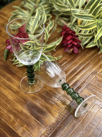 TAÇA EM VIDRO TRANSPARENTE COM HASTE VERDE