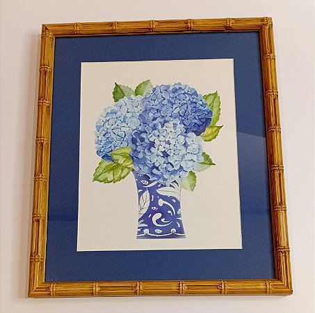 QUADRO GRAVURA HORTÊNCIAS AZUIS COM FOLHAS VERDES NO VASO AZUL E BRANCO