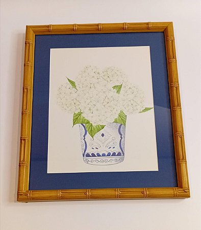 QUADRO GRAVURA BUQUÊ DE HORTÊNCIAS BRANCAS NO VASO AZUL E BRANCO