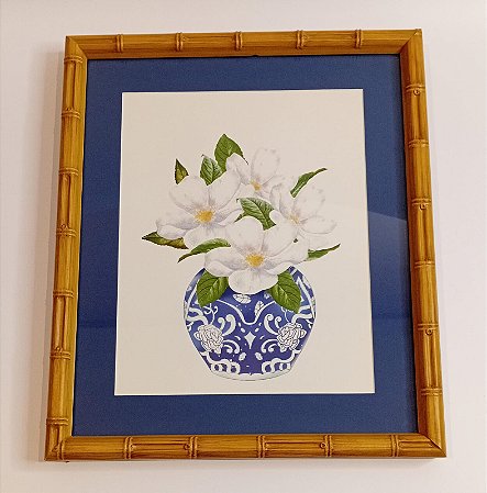 QUADRO GRAVURA BUQUÊ DE FLORES BRANCAS NO VASO AZUL E BRANCO