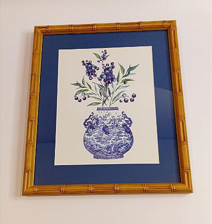 QUADRO GRAVURA BAGAS ROXAS E FOLHAS VERDES NO VASO AZUL E BRANCO