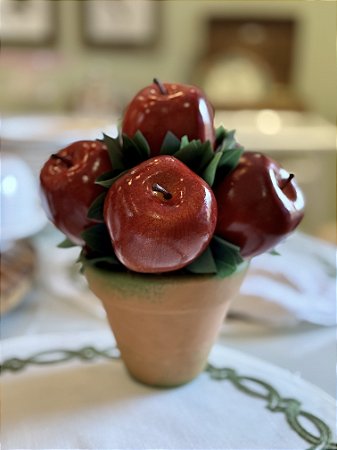 VASO DE BARRO COM MAÇÃS - P