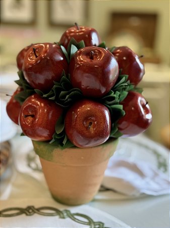 VASO DE BARRO COM MAÇÃS - M