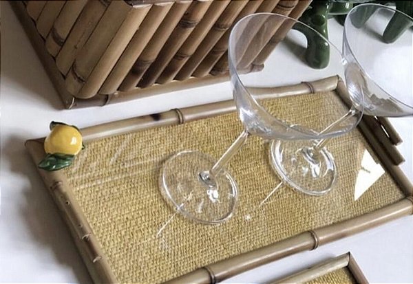 BANDEJA LAURA DE BAMBU E PALHA NATURAL COM LIMÃO SICILIANO - P