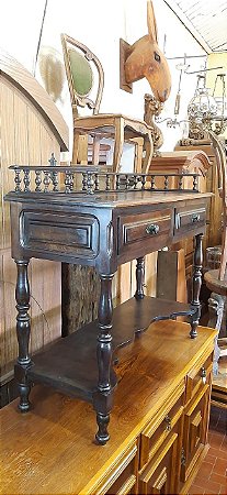 Escrivaninha com detalhes