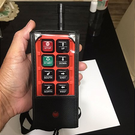 CAPA PARA CONTROLE REMOTO INDUSTRIAL FABRICADO EM COURO LEGITIMO ACOMPANHA 1 ALÇAS REMOVÍVEIS.