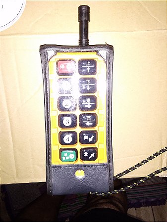 CAPA PARA CONTROLE REMOTO INDUSTRIAL FABRICADO EM COURO LEGITIMO ACOMPANHA 1 ALÇAS REMOVÍVEIS.