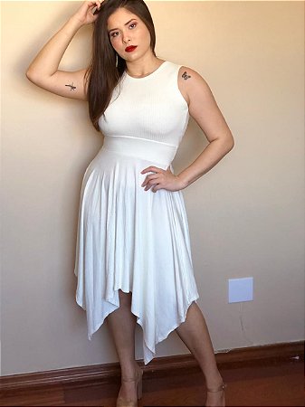vestido branco com babado