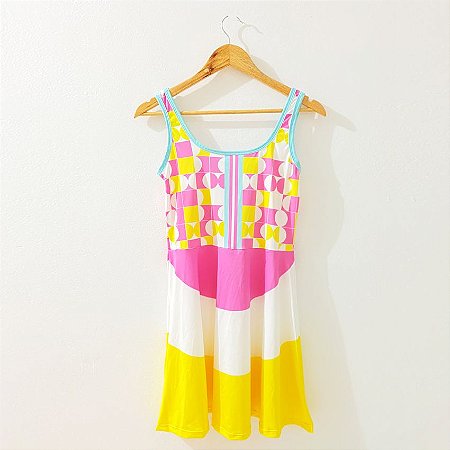 vestido  de TENNIS |MARIA ESTHER| .  estampa GEOMÉTRICOS_AMARELO COM ROSA . ÖTA TENNIS CLUB