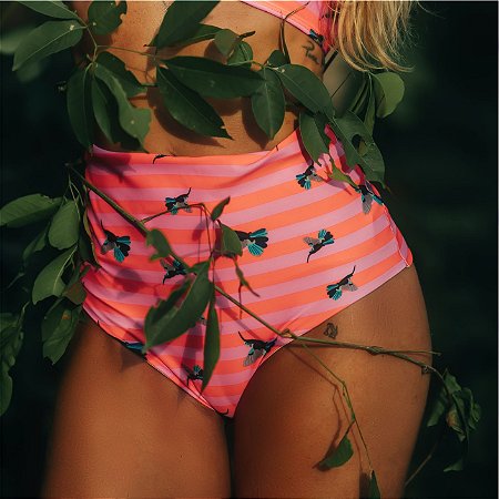 HOT PANT PARA BEACH TENISTA/SURF .  estampa BEIJA-FLOR-DO-CANTO LISTRADO . ÖTA TENNIS CLUB