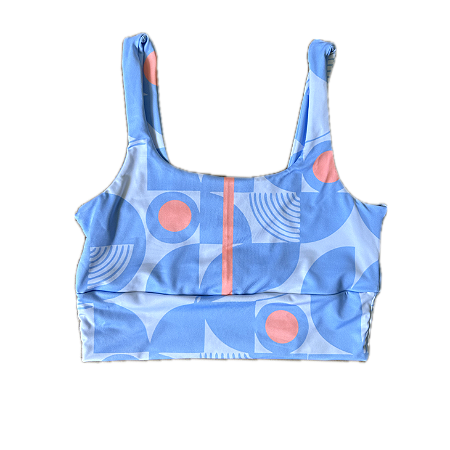 top de TENNIS |SAKKARI . estampa GEOMÉTRICO AZUL COM PÊSSEGO . ÖTA TENNIS CLUB
