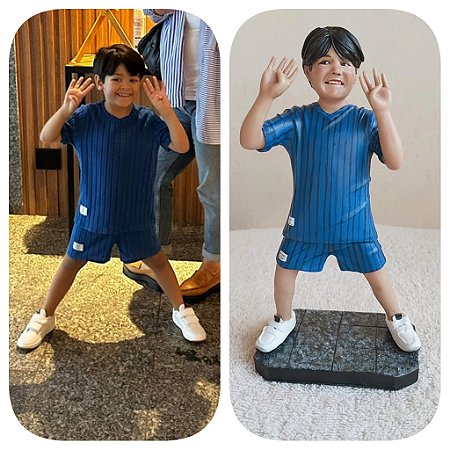 MENINO COM UNIFORME Escultura humanizada personalizada em biscuit Topo de bolo