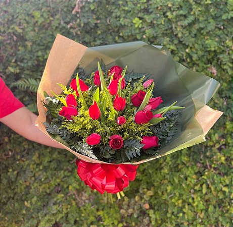 Tulipa Vermelha e Rosas
