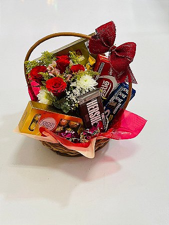 Cesta com Arranjo e Chocolates