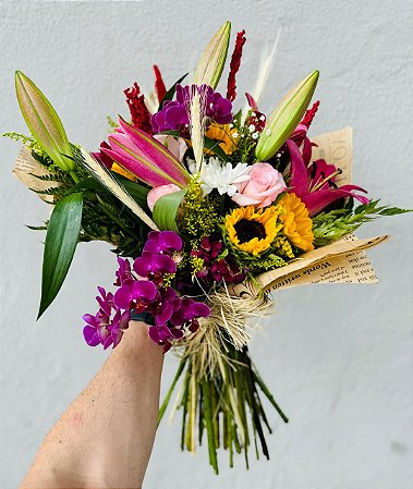 Buquê de Flores Nobres Coloridas