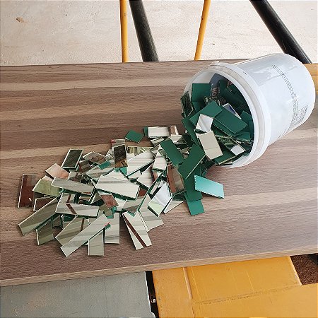 Baldinho retalhos de espelho para artesanato 2,600 kg (tamanhos variados)