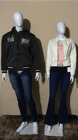 calça jeans com camisa preta feminina