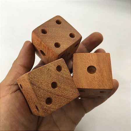Dado "Tão Certo" - em madeira