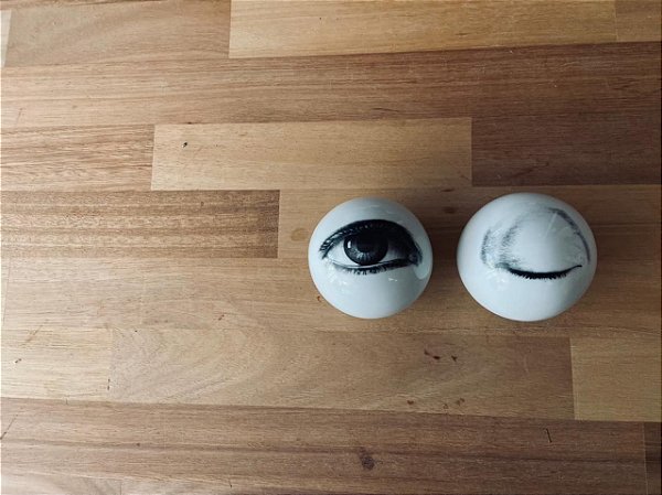 Dupla de cabides olhos