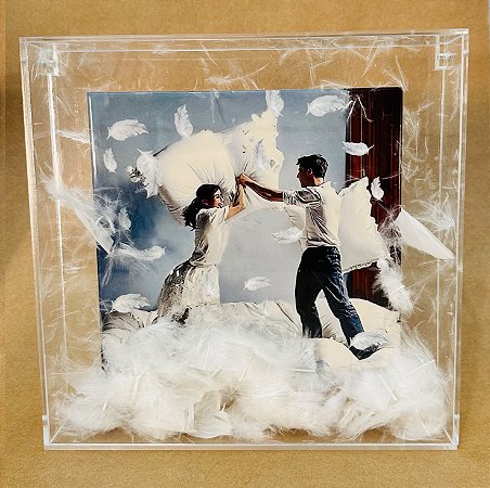 Quadro em Acrílico com azulejo Guerra de travesseiros