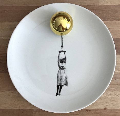 Prato 27cm Mulher Balão Dourado