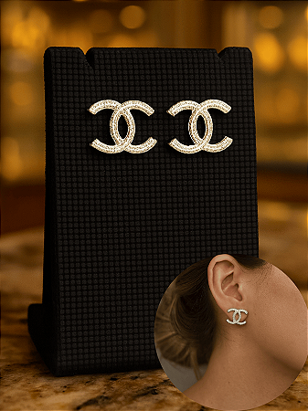 Brinco Folheado a Prata Modelo Inspiração em Grife Luxo