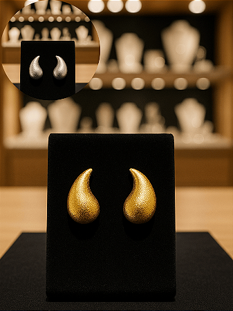 Brinco Gota Curva Texturizada Folheada em Ouro 18K ou Prata