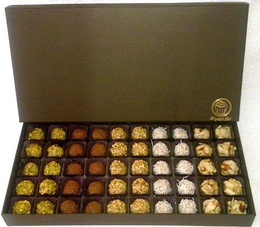 brigadeiro gourmet com 49 na caixa de madeira pintada a mão