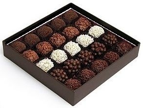 brigadeiro gourmet com 25 na caixa de madeira pintada a mão