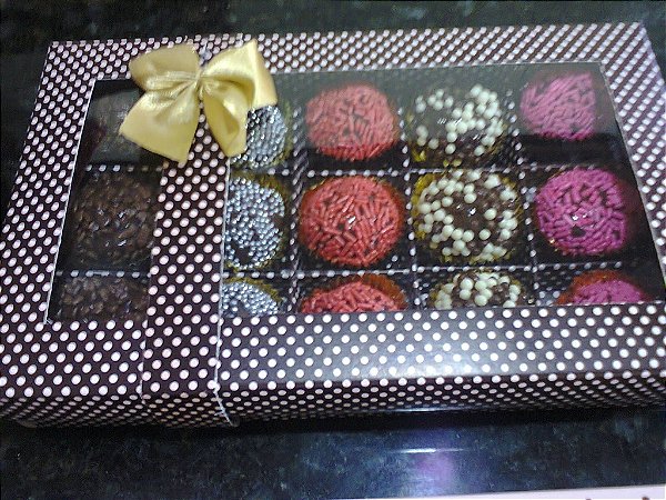 brigadeiro tradicional com 15 na caixa de papel kraft