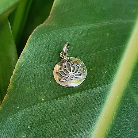 Pingente Medalha com Flor de Lótus em Prata 925
