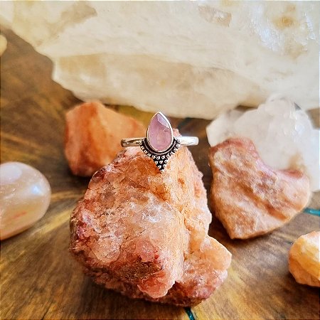 Anel Trabalhado em Prata 925 e Quartzo Rosa