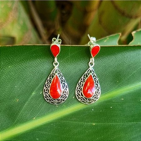 Brinco Gota em Prata 925 e Coral Sintético