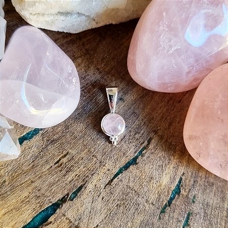 Pingente Redondo em Prata 925 e Quartzo Rosa