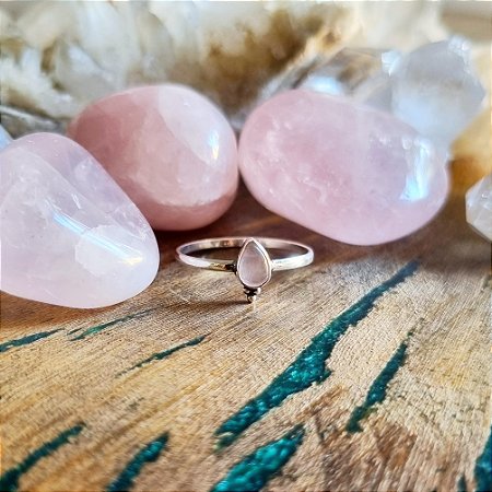 Anel Gota Pequena em Prata 925 e Quartzo Rosa
