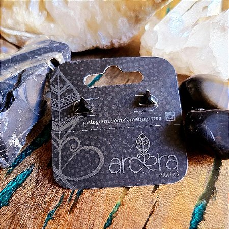Brinco Pequeno Triângulo em Prata 925 e Ônix Sintético