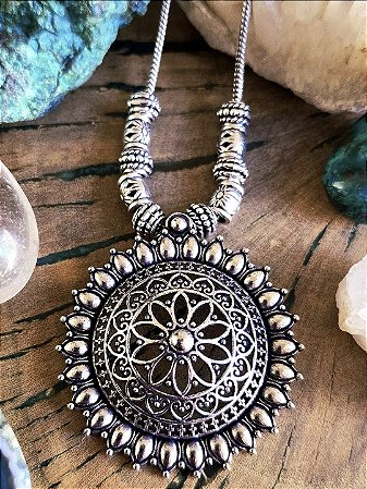 Colar Boho com Pingente em Alpaca