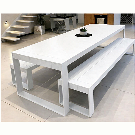 Mesa estilo industrial com bancos