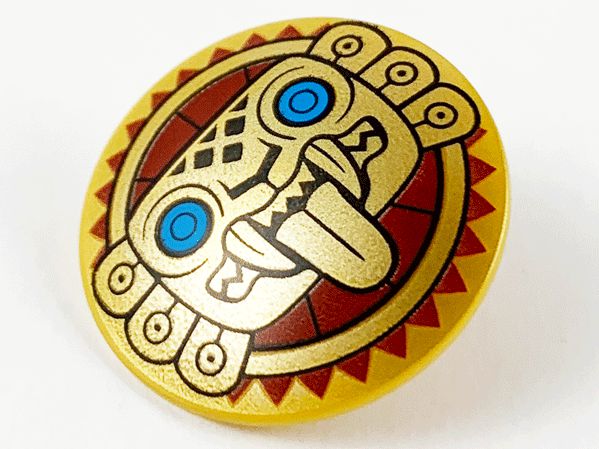 Escudo redondo com frente arredondada com rosto de jaguar dourado perolado