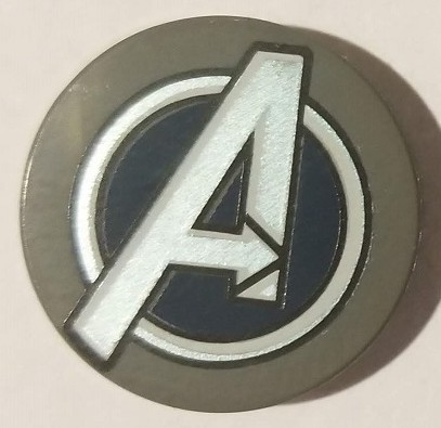 Placa Lisa Redonda 2x2 com desenho do símbolo dos Vingadores (Avenger) Cinza Escura