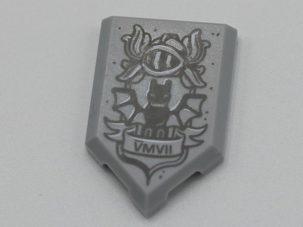 Placa modificada 2x3 Pentagonal Cinza Clara com desenho de capacete medieval e morcego