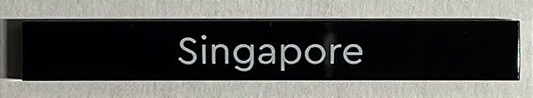 Placa Lisa 1x8 Preta com escrita "Singapore"