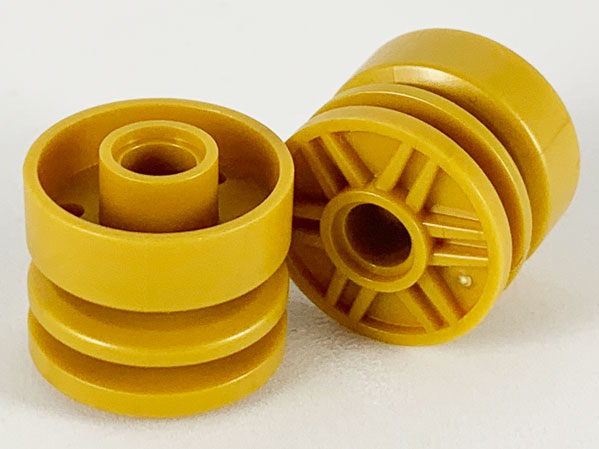 Roda 18mm D. x 14mm com furo passante, parafusos falsos e raios rasos Dourada Perolada