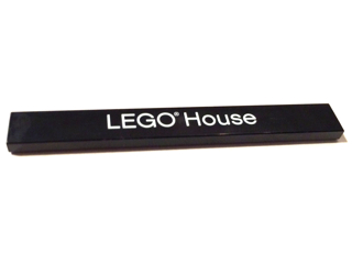 Placa Lisa 1x8 com escrita: "LEGO House" Preta