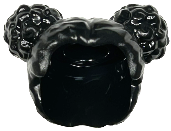 Cabelo feminino, dividido ao meio com 2 coques no topo Preto