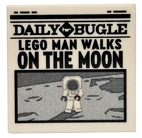 Placa Lisa 2x2 com o jornal 'DAILY BUGLE' e o  padrão 'LEGO MAN WALKS ON THE MOON' branca