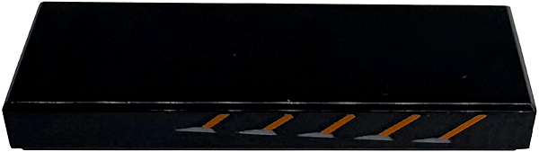 Placa Lisa 1x3 Preta com Linhas Diagonais Laranja Lado Esquerdo