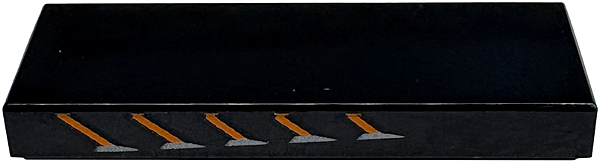 Placa Lisa 1x3 Preta com Linhas Diagonais Laranja Lado Direito