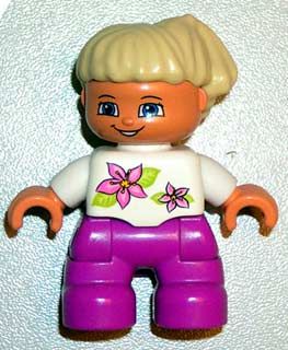 Boneca Lego Duplo Menina Pernas Magenta Top Branco com duas flores