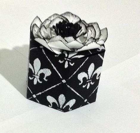 Caixinha Preta e Branca Estampada com Flor